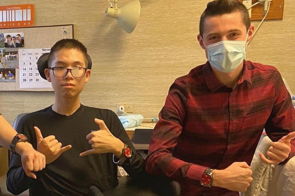 In the fall/winter of 2021, Yi Yi's dearest friends visited VGH and GF Strong Rehabilitation Center every weekend during Yi Yi's hospitalization
